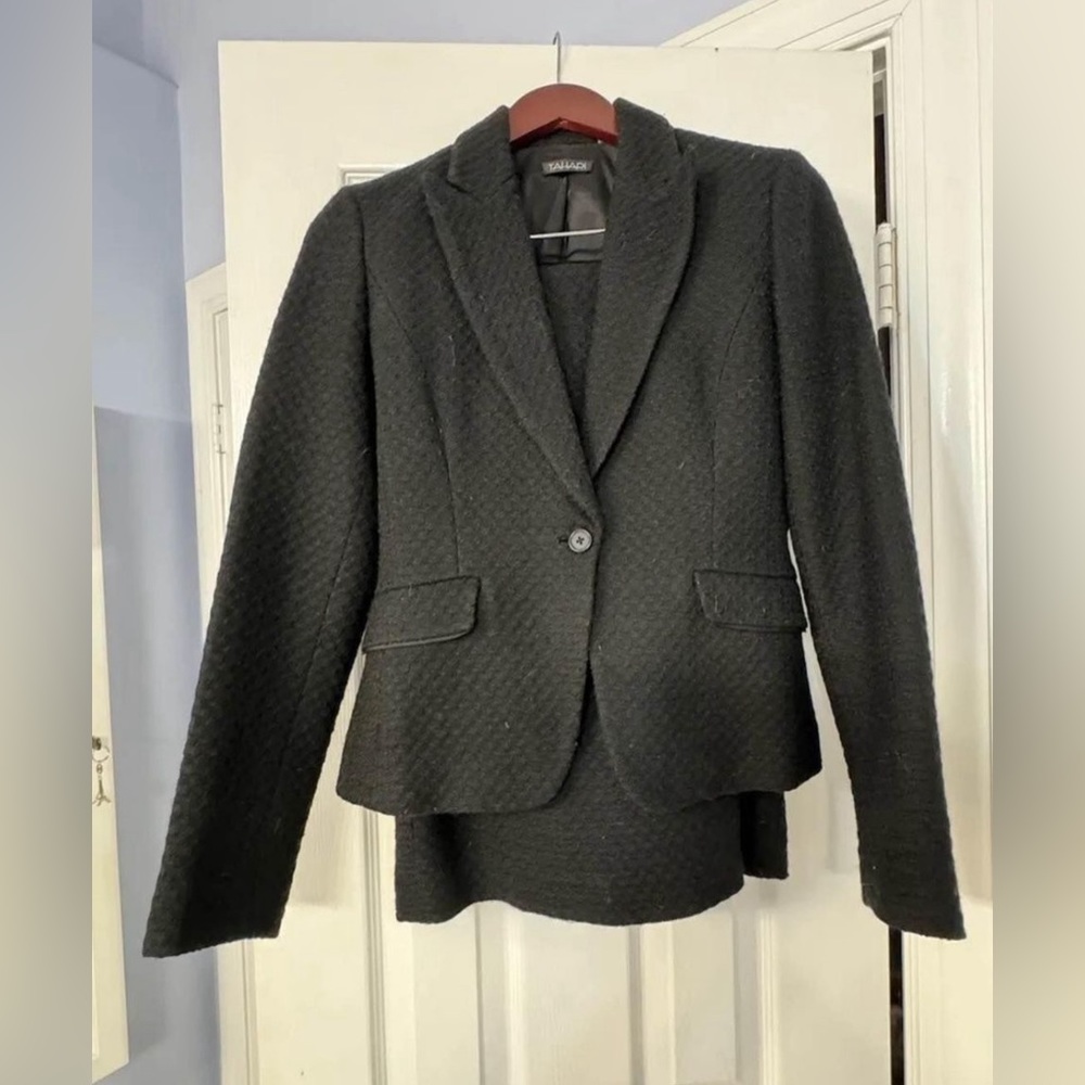 Tahari Skirt Suit, Women Size 4, Black